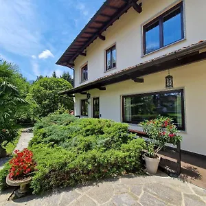 https://villa-sarchi.it-lombardy.com